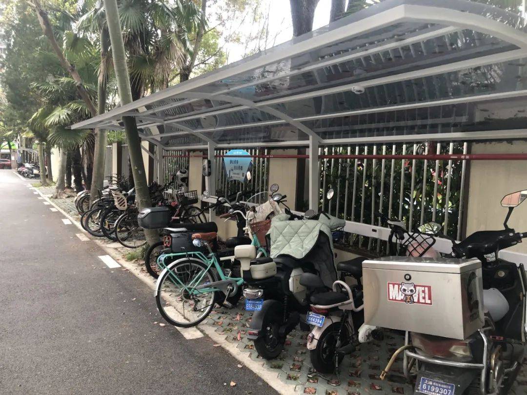 【我為群眾辦實(shí)事】林云 | 三駕馬車齊發(fā)力<strong></p>
<p>停車棚</strong>，林云社區(qū)停車棚舊貌換新顏！:停車棚
