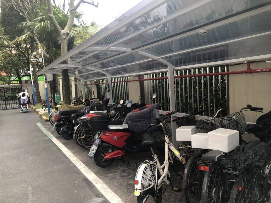 【我為群眾辦實(shí)事】林云 | 三駕馬車齊發(fā)力<strong></p>
<p>停車棚</strong>，林云社區(qū)停車棚舊貌換新顏！:停車棚