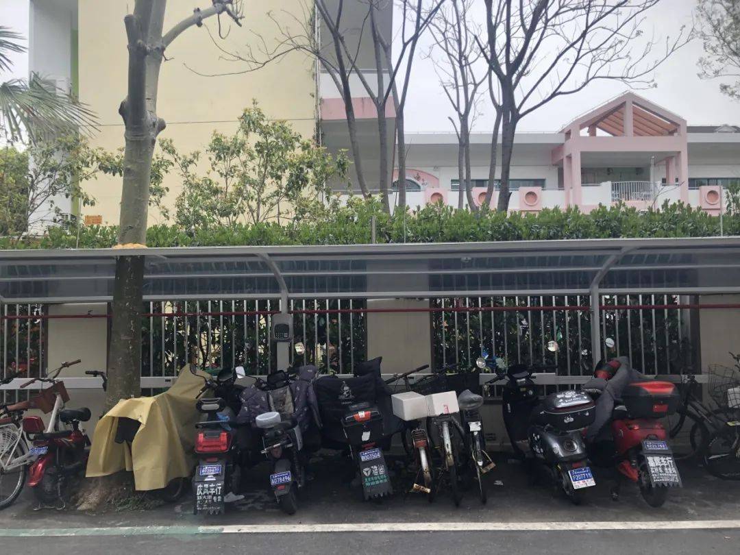 【我為群眾辦實(shí)事】林云 | 三駕馬車齊發(fā)力<strong></p>
<p>停車棚</strong>，林云社區(qū)停車棚舊貌換新顏！:停車棚